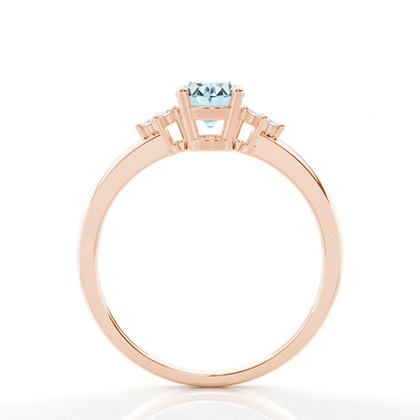 Ovaler Aquamarin-Verlobungsring in einer Krappenfassung