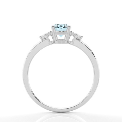 Ovaler Aquamarin-Verlobungsring in einer Krappenfassung