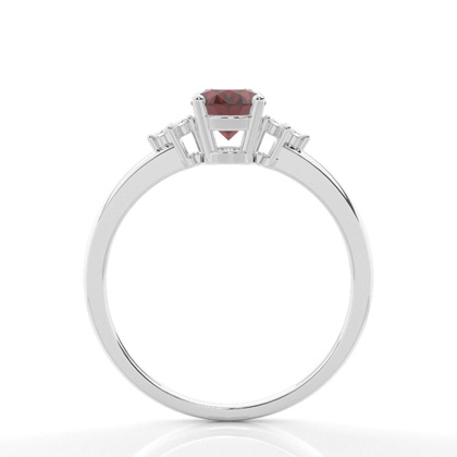 Ovaler Granat-Verlobungsring in einer Krappenfassung