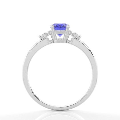 Ovaler Tansanit-Verlobungsring in einer Krappenfassung