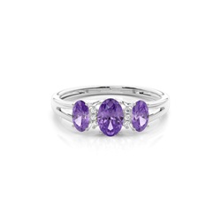 Amethyst-Ring mit drei Steinen in einer Krappenfassung