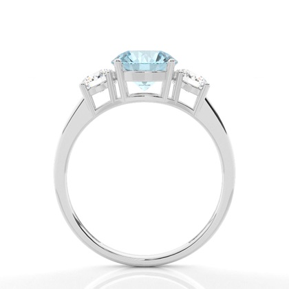 Aquamarin-Ring mit drei Steinen in einer Krappenfassung