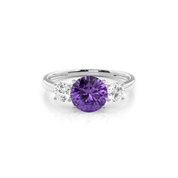 Amethyst-Ring mit drei Steinen in einer Krappenfassung