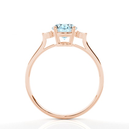 Ovaler Aquamarin-Verlobungsring mit rei Steinen in einer Krappenfassung