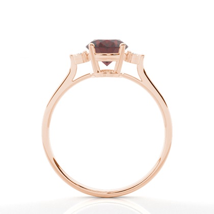 Ovaler Granat-Verlobungsring in einer Krappenfassung mit drei Steinen