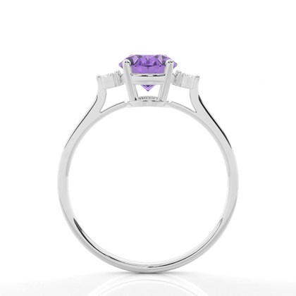 Ovaler Amethyst-Verlobungsring mit drei Steinen in einer Krappenfassung