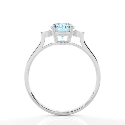 Ovaler Aquamarin-Verlobungsring mit rei Steinen in einer Krappenfassung
