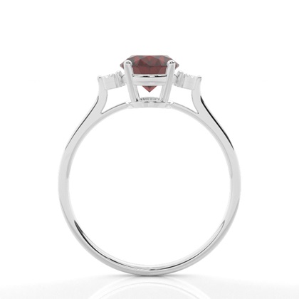 Ovaler Granat-Verlobungsring in einer Krappenfassung mit drei Steinen