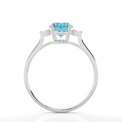 Ovaler Blautopas-Verlobungsring in einer Krappenfassung und drei Steinen