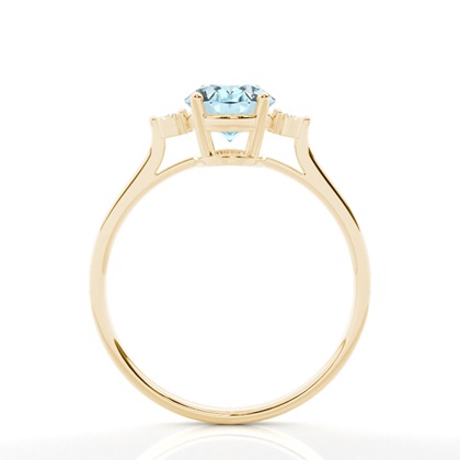 Ovaler Aquamarin-Verlobungsring mit rei Steinen in einer Krappenfassung