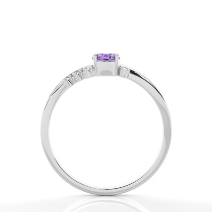 Amethyst in Krappenfassung mit Seitensteinen