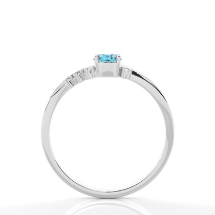 Blautopas Ring in Krappenfassung mit Seitensteinen