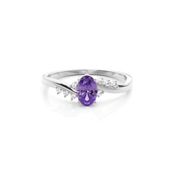 Amethyst in Krappenfassung mit Seitensteinen