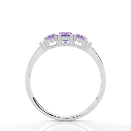 Ovaler Amethyst-Ring mit drei Steinen in einer Krappenfassung