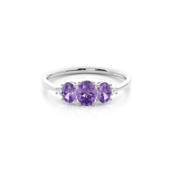 Ovaler Amethyst-Ring mit drei Steinen in einer Krappenfassung