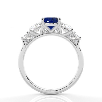 Fünf-Steine-Ring mit blauem Saphir in Krappenfassung