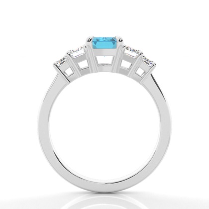 Ring mit blauem Topas und Seitenstein in Krappenfassung