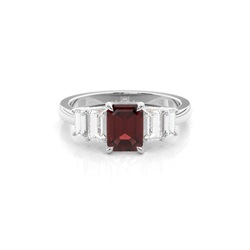 Granat Seitenstein Ring in Krappenfassung