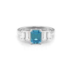 Ring mit blauem Topas und Seitenstein in Krappenfassung