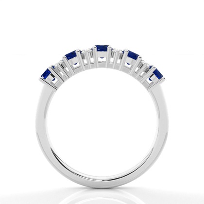 Ovaler halber Ewigkeitsring mit blauem Saphir in Krappenfassung