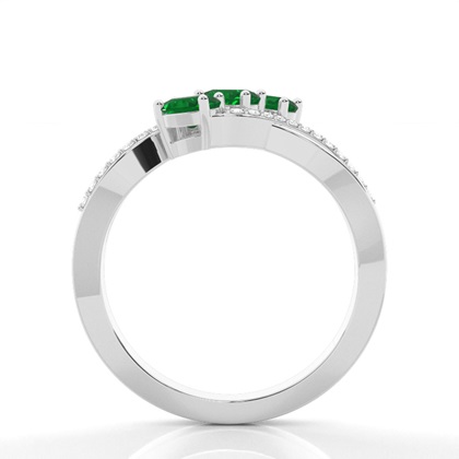 Ovaler Ring mit drei Steinen in Krappenfassung