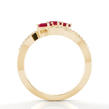 Drei-Steine-Ring mit ovalem Rubin in Krappenfassung