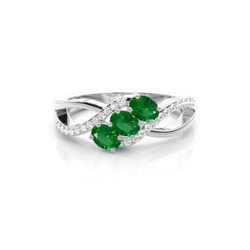 Ovaler Ring mit drei Steinen in Krappenfassung