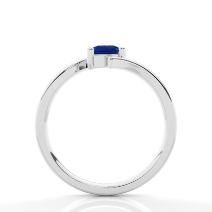 Solitärring mit birnenblauem Saphir in Krappenfassung