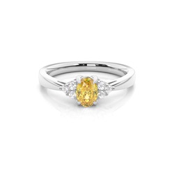 Verlobungsring mit gelbem Diamant und seitlichem Stein