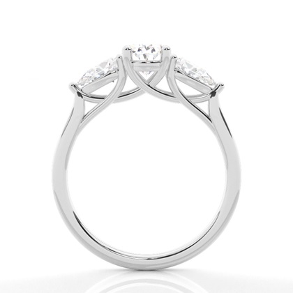 Trilogie-Diamant-Verlobungsring in Krappenfassung mit ovalem Trilogie-Diamant