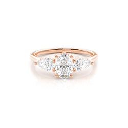Trilogie-Diamant-Verlobungsring in Krappenfassung mit ovalem Trilogie-Diamant