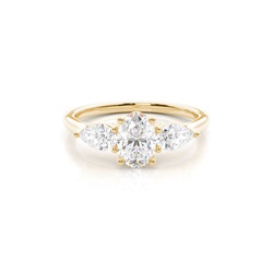 Trilogie-Diamant-Verlobungsring in Krappenfassung mit ovalem Trilogie-Diamant