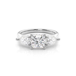 Trilogie-Verlobungsringe mit verstecktem Halo-Diamanten