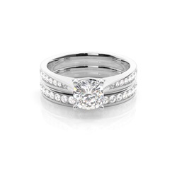 Set da sposa con anello di fidanzamento con pietra laterale e fascia nuziale con diamante abbinata