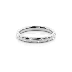 Gravierter Trauring mit Diamantbesatz