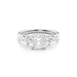 Trilogie Verlobungsring mit Asscher Diamant und verstecktem Halo