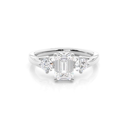 Trilogie Verlobungsring mit Diamant in Smaragdform und verstecktem Halo