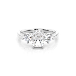 Trilogie Verlobungsring mit Radiant Diamant und verstecktem Halo