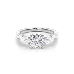 Trilogie Verlobungsring mit rundem Diamant und verstecktem Halo