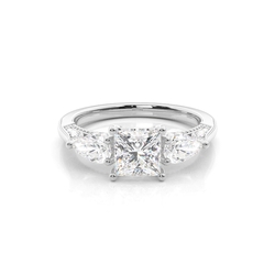 Trilogie Verlobungsring mit Prinzessin Diamant und verstecktem Halo
