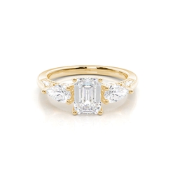 Trilogie Verlobungsring mit Diamant in Smaragdform und verstecktem Halo