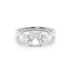 Trilogie Verlobungsring mit Radiant Diamant und verstecktem Halo