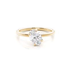 Diagonal gefasster Verlobungsring mit verstecktem Halo aus Diamanten