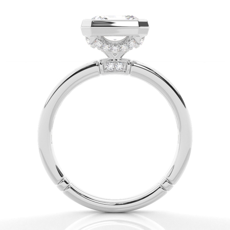 Verlobungsring Mit Quer Gefasstem Mittelstein In Zargenfassung Und Diamanten-Akzentuierter Ringschiene