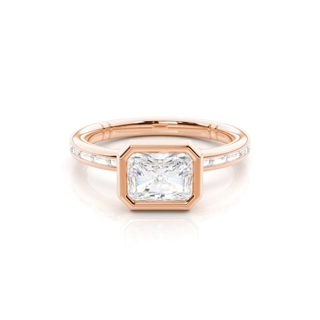 Verlobungsring Mit Quer Gefasstem Mittelstein In Zargenfassung Und Diamanten-Akzentuierter Ringschiene