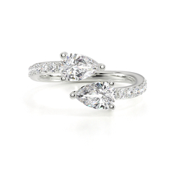 Ring mit Birnenschliff-Diamant und Bypass-Design