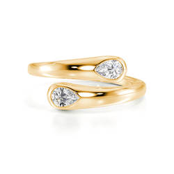 Ring mit birnenförmigem Diamanten in Zargenfassung