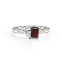 Toi-Et-Moi-Ring Mit Birnengeschliffenem Diamanten Und Smaragdgeschliffenem Rubin, Pavierter Ringschiene